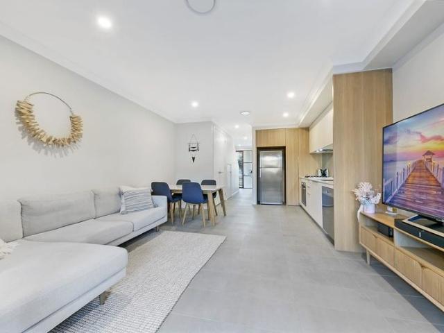 Sophisticated Townhous walking distance to all amenities