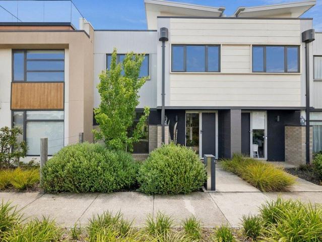 SOPHISTICATED TOWNHOUSE LIVING BY THE PARK! FURNISHED