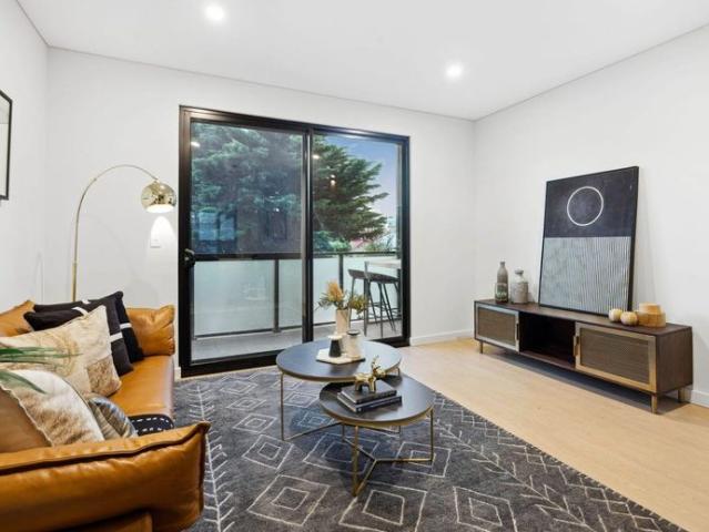 Sophisticated Tri Level Townhouse in a Premier Adelaide Location
