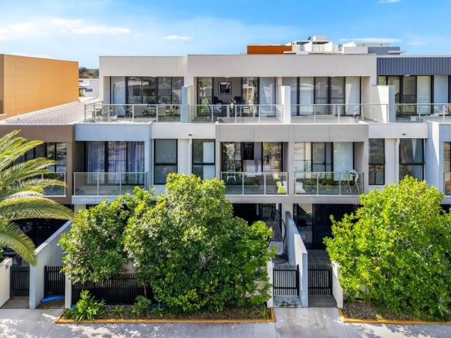 Sophisticated Tri Level Living in the Unbeatable Hope Island Locale!