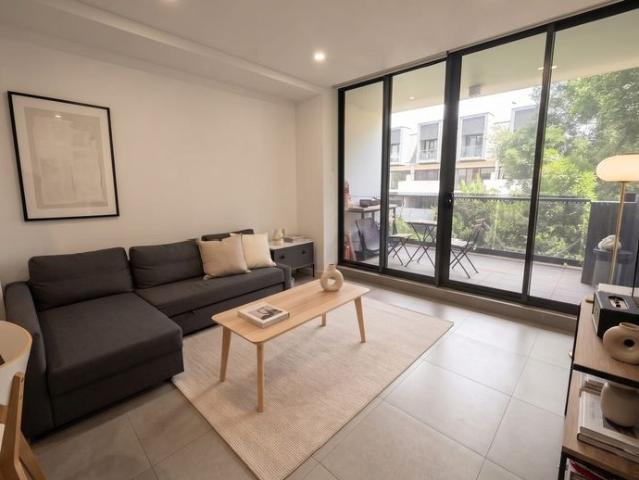 Sophisticated Urban Living: Sleek Open Plan Apartment with Modern Finishes and Prime Convenience