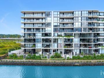 Sophisticated Waterfront Apartment with Panoramic Views