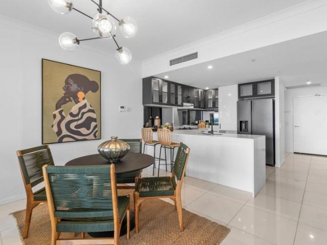 Sophisticated Waterfront Living with Spectacular Broadwater Views
