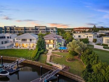 Sophisticated Waterfront Lifestyle In Hope Island Resort | Owners Committed Elsewhere