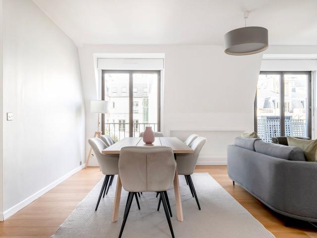 Sophisticated 3 Bedroom Apartment in Paris