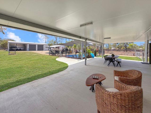 Sort after acreage with pool!