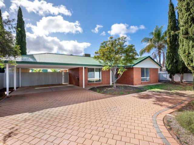 Brick 4 Bedroom Home, Located in One of Town's Premier Neighbourhoods!