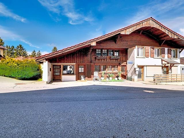 Sorens – Renoviertes Haus mit 2 Wohnungen und 1 Geschäftslokal