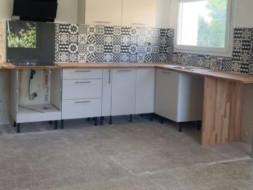 SORGUES à louer au 1er étage d'une villa appartement type 4
