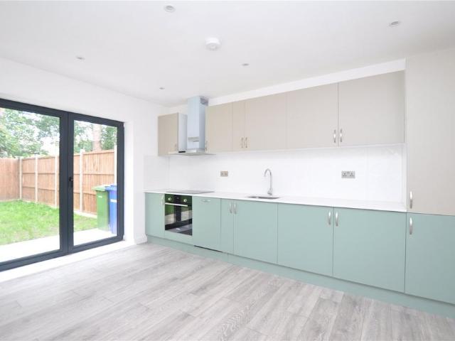 Sorrel Close, Farnborough GU14 4 bed detached house to rent £2,850 pcm £658 pw