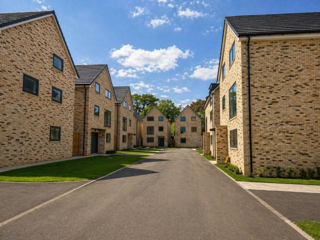 Sorrel Close, Farnborough, Hampshire GU14, 4 bed detached house to rent, £2,800 pcm | PrimeLocation