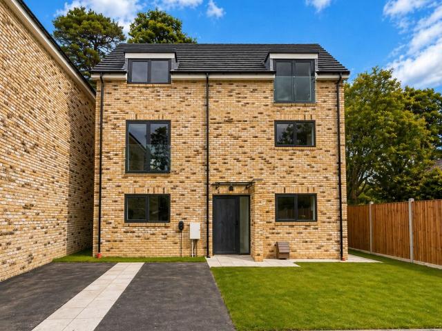 Sorrel Close, Farnborough, Hampshire GU14, 4 bed town house to rent, £2,650 pcm | PrimeLocation