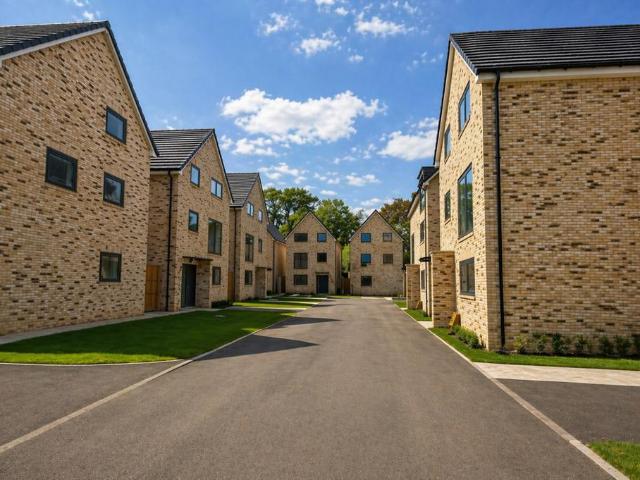 Sorrel Close, Farnborough, Hampshire. 4 bed detached house to rent £2,800 pcm £646 pw