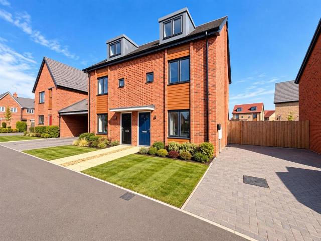 Sorrell Avenue, Braintree 3 bed semi detached house to rent £1,875 pcm £433 pw