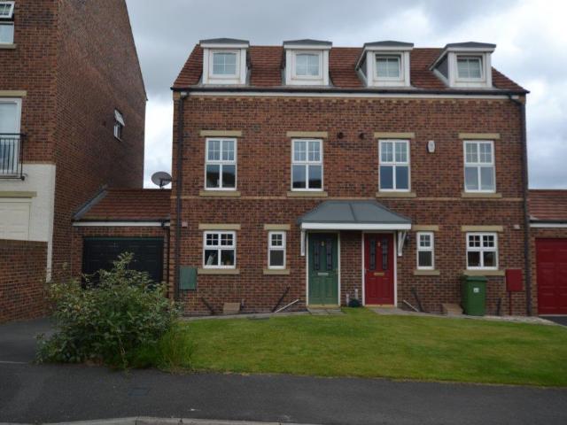 Souter Drive, East Shore Village. 3 bed townhouse to rent £1,050 pcm £242 pw