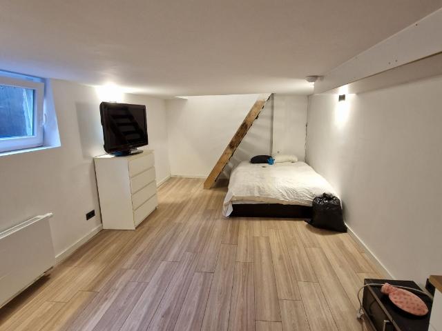 Souterrainkamer met eigen douche/wc en keukenblok