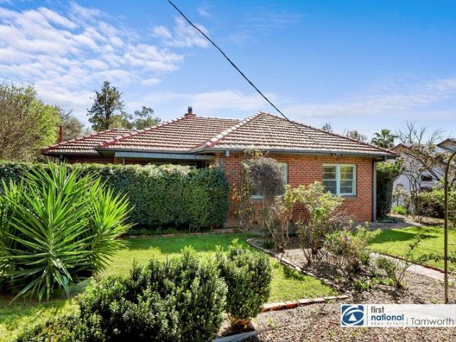 SOUTH TAMWORTH Simply Delightful Double Brick Family Residence