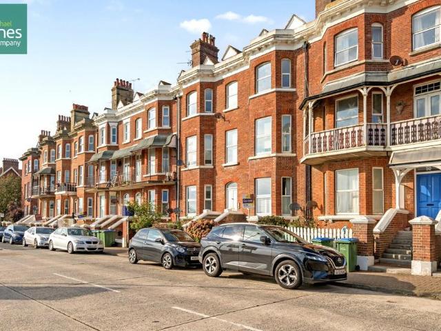 South Terrace, Littlehampton BN17 1 bed flat to rent £800 pcm £185 pw