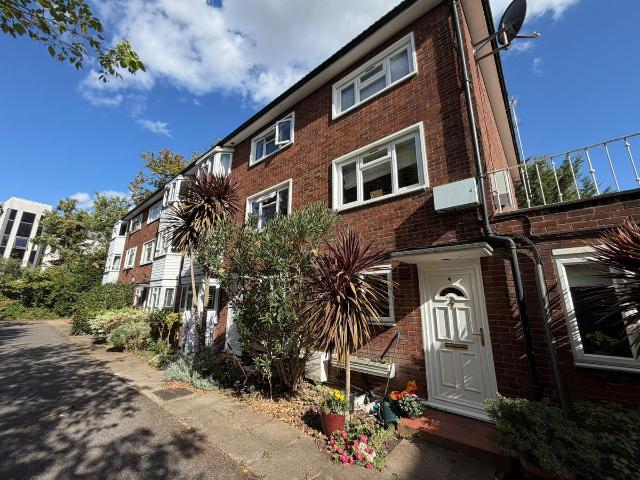 South Bank, Surbiton KT6, 2 bed flat to rent, £1,995 pcm | PrimeLocation