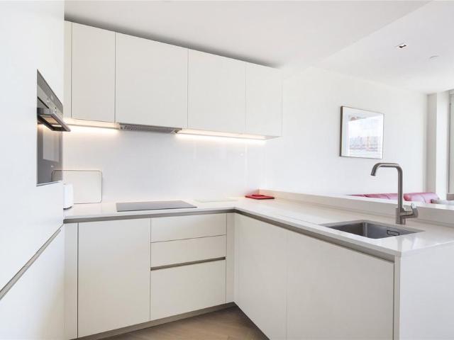 South Bank Tower, Upper Ground. 1 bed apartment to rent £3,725 pcm £860 pw
