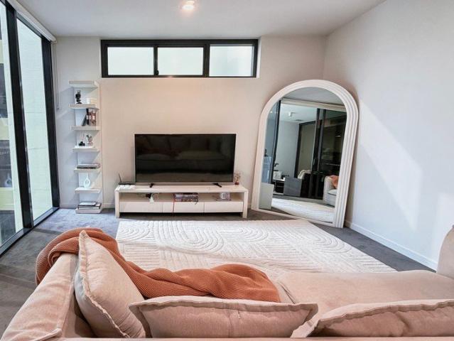 South Brisbane 1 Bed, 1 Bath, 1 Car Unit, $680K