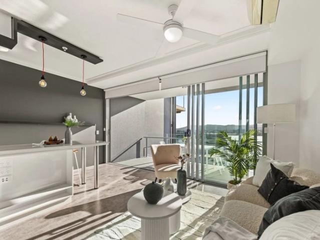 South Brisbane/West End Studio apartment with river and mountain views