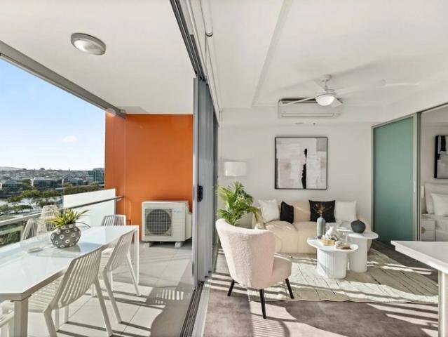 South Brisbane/West End Studio apartment with river and mountain views