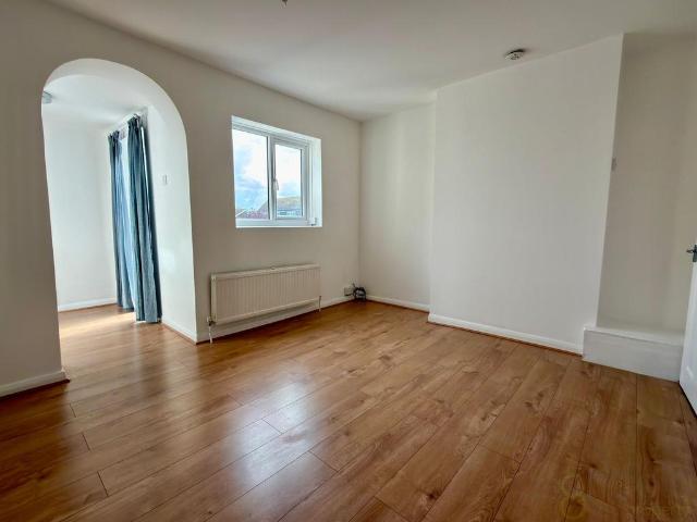 South Coast Road, Peacehaven 2 bed flat to rent £1,300 pcm £300 pw