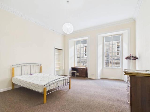 South College Street, Old Town. 4 bed apartment to rent £2,700 pcm £623 pw