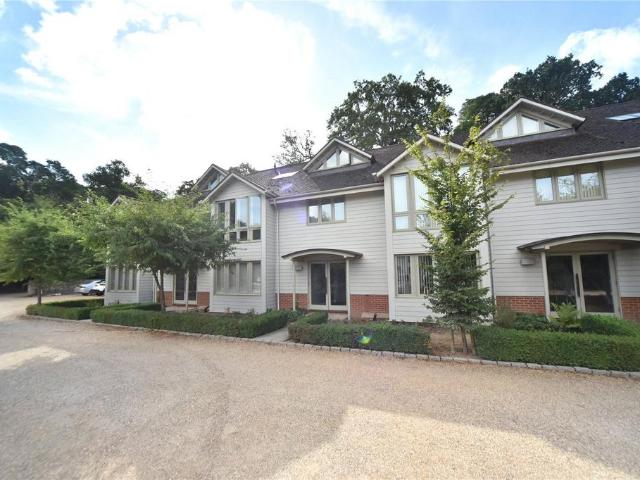 South Courtyard, The Manor. 2 bed apartment to rent £1,385 pcm £320 pw