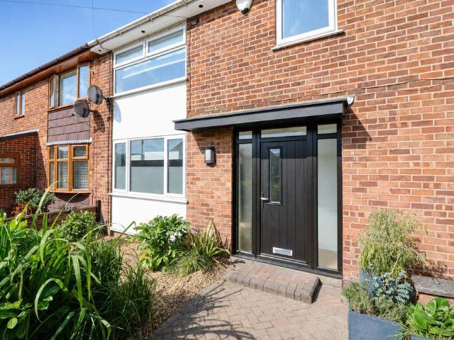 South Close, Glossop SK13 4 bed semi detached house to rent £1,500 pcm £346 pw