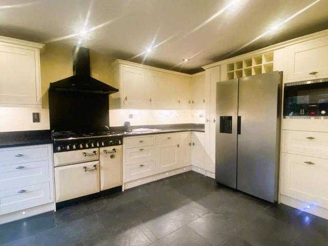 South Croydon CR2 5 bed terraced house to rent £3,375 pcm £779 pw