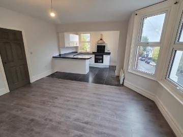 South Croydon CR2 2 bed flat to rent £2,000 pcm £462 pw