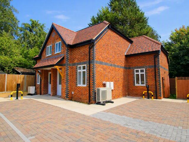 South Croydon CR2, 3 bed property to rent, £2,550 pcm | PrimeLocation