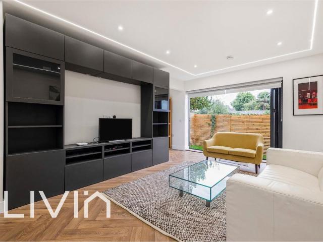 South Croydon CR2 3 bed semi detached house to rent £2,800 pcm £646 pw