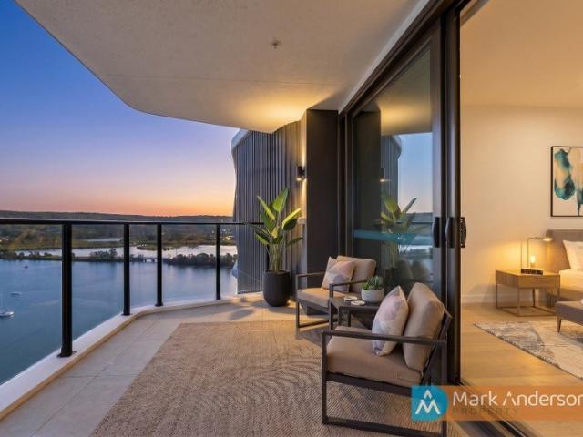 South East Sub Penthouse with Sweeping Waterfront Views