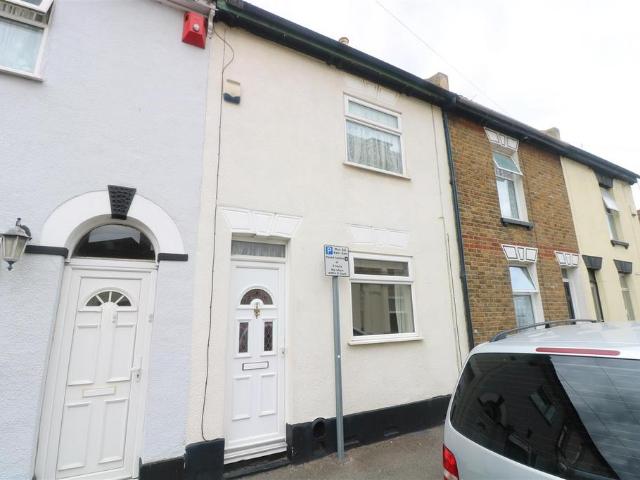 South Eastern Road, Rochester ME2 3 bed terraced house to rent £1,350 pcm £312 pw