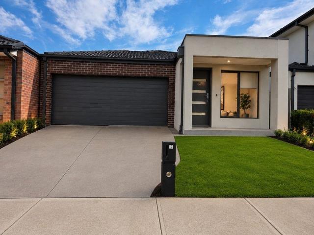 South facing beautiful 4 Bedrooms House in Tarneit you can't miss!