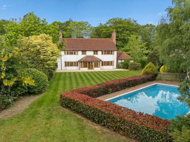 South Facing Family House on Cobham’s Fairmile Estate