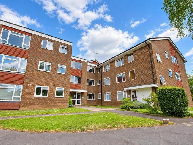 South Farm Road, Worthing BN14 2 bed flat to rent £1,250 pcm £288 pw