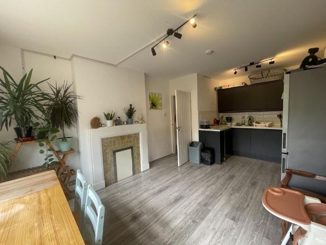 South Gardens 3 bed apartment to rent £2,300 pcm £531 pw