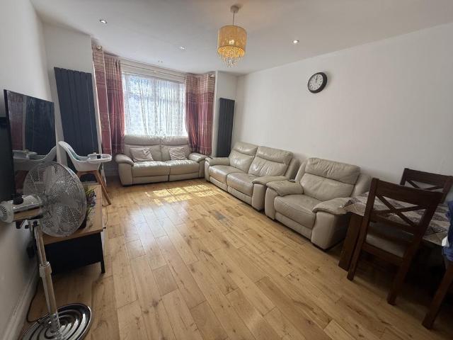 South Harrow, HA2 5 bed semi detached house to rent £3,000 pcm £692 pw