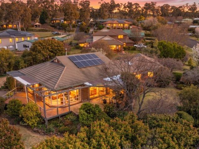 South Hill Privacy, A Family home with Views for Miles