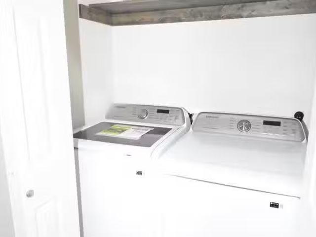 South Houston Home Private Bathroom in Every Room & Easy Com.