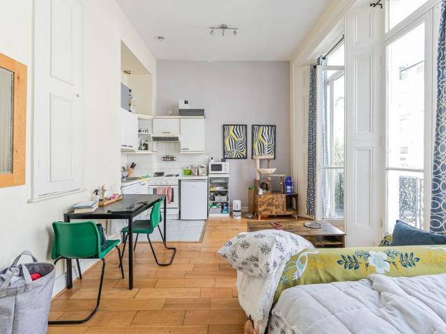 South Kensington, London, SW5 Studio to rent £5,200 pcm £1,200 pw