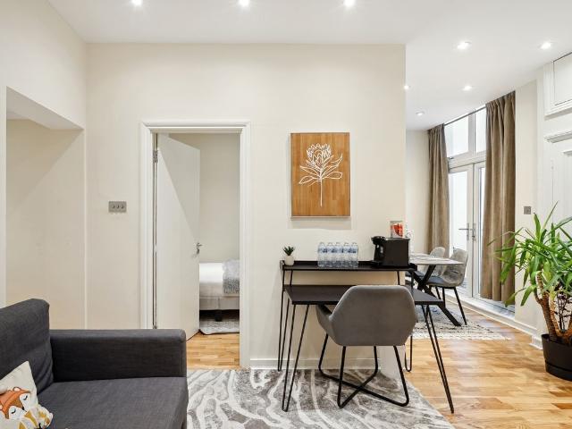 South Kensington, South Kensington SW7, 2 bed flat to rent, £3,500 pcm | PrimeLocation