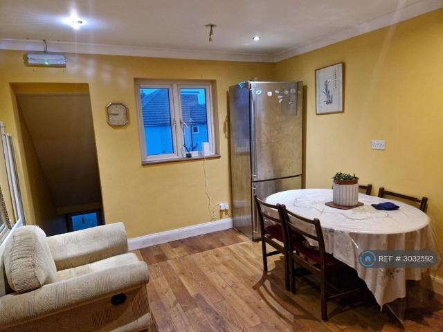 South Lane, Surrey, KT3 1 bed in a house share to rent £800 pcm £185 pw