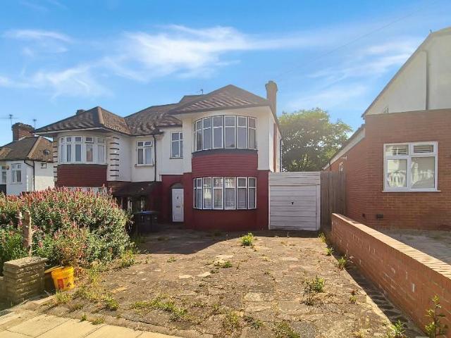 South Lodge Drive, London N14, 3 bed property to rent, £2,750 pcm | PrimeLocation