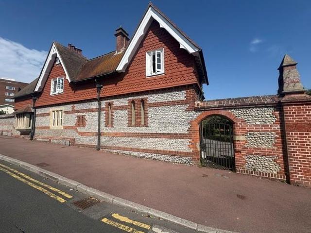 South Lodge, Eastbourne, BN20 3 bed flat to rent £1,750 pcm £404 pw