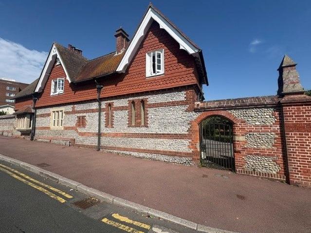 South Lodge, Eastbourne BN20, 3 bed flat to rent, £1,600 pcm | PrimeLocation